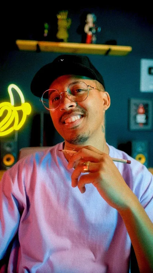 Thiago Rodrigues, professor do curso Desenhando sem Dom, sorrindo com lápis na mão