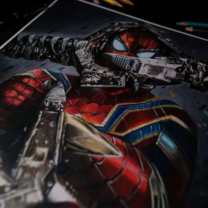 Desenho do Homem-Aranha com armadura de metal, em tons escuros de vermelho e prata